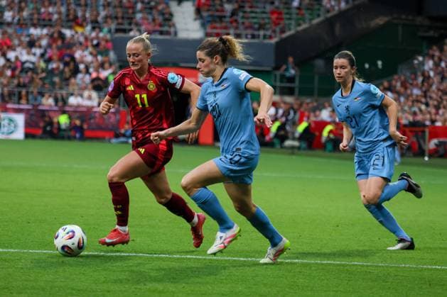 Bremen, Germany 30 May 2025 UEFA Nations League Women 2025 Germany vs Netherlands In the picture from left Lea Schüller Schueller Germany and Dominique Janssen Netherlands in the running duel Weser Stadion Niedersachen Copyright: xFotostandx xFantinix