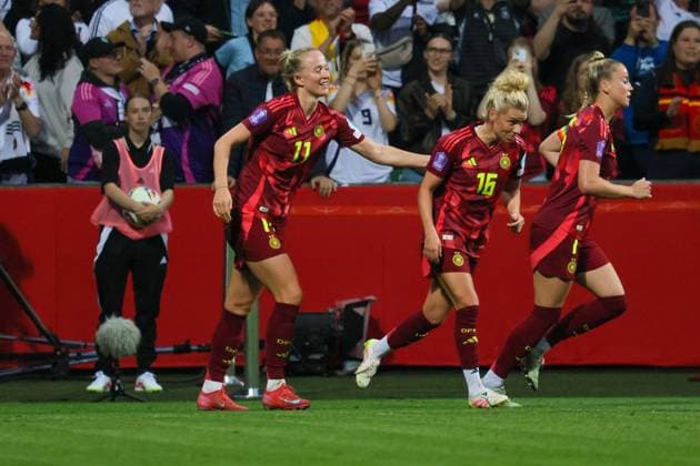 Bremen, Germany 30 May 2025 UEFA Nations League Women 2025 Germany vs Netherlands Pictured from left scorer Lea Schüller Schueller Germany scores the goal to make it 4-0 for Germany and cheers with Linda Dallmann Germany and with Giulia Gwinn Germany Weser Stadion Niedersachen Copyright: xFotostandx xFantinix