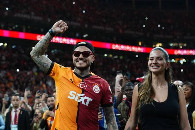 Galatasaray lifted the championship trophy at RAMS Park ISTANBUL, TURKIYE - MAY 30: Mauro Icardi (L) of Galatasaray celebrates with his girlfriend China Suarez (R) after the team won the Turkish Super Lig championship for the third consecutive time and the 25th time overall, following the 38th and final week match against RAMS Basaksehir at RAMS Park in Istanbul, Turkiye on May 30, 2025. Hakan Akgun Anadolu Istanbul Turkey. Editorial use only. Please get in touch for any other usage.  Copyright: x2025xAnadoluxHakanxAkgunx