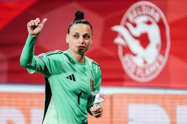 Womens Nations League Belgium Spain Lions, The King Power At Den Dreef Stadium on 30 05 2025 Nicky Evrard Belgium, 1 gives the thumbs up after the game - despite losing Womens Nations League Belgium Spain Lions, The King Power At Den Dreef Stadium on 30 05 2025 Copyright: xBEAUTIFULxSPORTS Freisenx