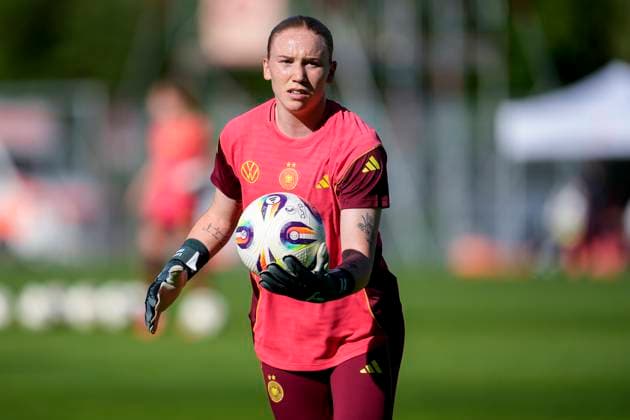 Laura Johanna Dick goalkeeper, goalkeeper, Germany, 23 , on the ball, single image, single photo, action, action, 30 05 2025, Großaspach Germany , football, international match, U23 women, Germany USA, DFB DFL REGULATIONS PROHIBIT ANY USE OF PHOTOGRAPHS AS IMAGE SEQUENCES AND OR QUASI VIDEO xozx