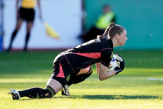 Rafaela Borggräfe Goalkeeper, Goalkeeper, Germany, 1 , on the ball, cropped, full body, single image, single photo, action, action, 30 05 2025, Großaspach Germany , football, international match, U23 women, Germany USA, DFB DFL REGULATIONS PROHIBIT ANY USE OF PHOTOGRAPHS AS IMAGE SEQUENCES AND OR QUASI VIDEO xozx