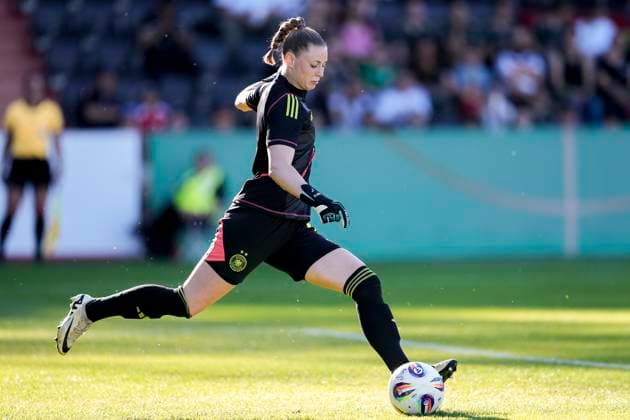 Rafaela Borggräfe Goalkeeper, Goalkeeper, Germany, 1 , on the ball, cropped, full body, single image, single photo, action, action, 30 05 2025, Großaspach Germany , football, international match, U23 women, Germany USA, DFB DFL REGULATIONS PROHIBIT ANY USE OF PHOTOGRAPHS AS IMAGE SEQUENCES AND OR QUASI VIDEO xozx