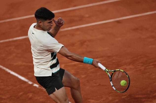(250531) -- PARIS, May 31, 2025 -- Carlos Alcaraz of Spain returns a shot during the men s singles third round match against Damir Dzumhur of Bosnia and Herzegovina at the French Open tennis tournament at Roland Garros, Paris, France, May 30, 2025. ) (SP)FRANCE-PARIS-TENNIS-FRENCH OPEN-MEN S SINGLES LixJing 