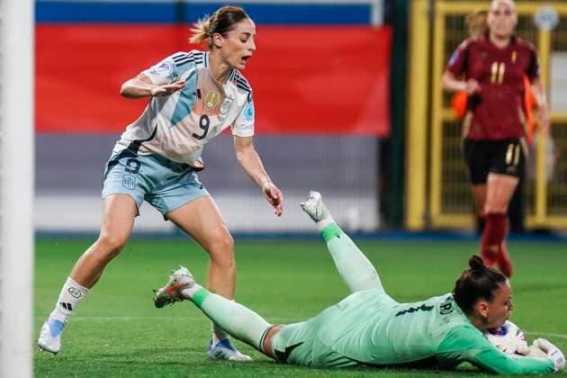 Womens Nations League Belgium Spain Lions, The King Power At Den Dreef Stadium on 30 05 2025 The ball from Esther Gonzalez Spain, 9 is intercepted by Nicky Evrard Belgium, 1 Womens Nations League Belgium Spain Lions, The King Power At Den Dreef Stadium on 30 05 2025 Copyright: xBEAUTIFULxSPORTS Freisenx