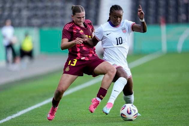 v li Julia Mickenhagen Germany, 13 , Jaedyn Shaw USA, 10 , duel, duel, tackle, tackling, dynamics, action, action, 30 05 2025, Großaspach Germany , football, international match, U23 women, Germany USA, DFB DFL REGULATIONS PROHIBIT ANY USE OF PHOTOGRAPHS AS IMAGE SEQUENCES AND OR QUASI VIDEO xozx