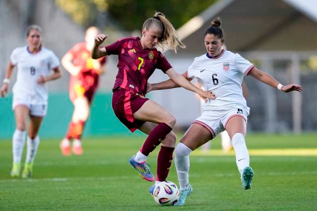 v li Vivien Endemann Germany, 7 , Riley Jackson USA, 6 , duel, duel, tackle, tackling, dynamics, action, action, 30 05 2025, Großaspach Germany , football, international match, U23 women, Germany USA, DFB DFL REGULATIONS PROHIBIT ANY USE OF PHOTOGRAPHS AS IMAGE SEQUENCES AND OR QUASI VIDEO xozx