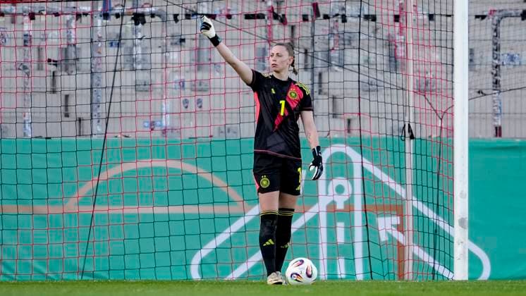 Rafaela Borggräfe Goalkeeper, Goalkeeper, Germany, 1 , gives instructions, gestures, gesticulates with arms, cropped, full body, single image, single photo, action, action, 30 05 2025, Großaspach Germany , football, international match, U23 women, Germany USA, DFB DFL REGULATIONS PROHIBIT ANY USE OF PHOTOGRAPHS AS IMAGE SEQUENCES AND OR QUASI VIDEO xozx