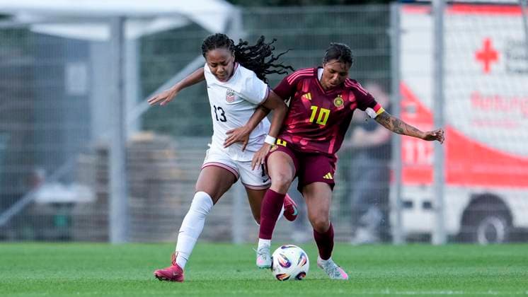 v li Caiya Hanks USA, 13 , Gia Corley Germany, 10 , duel, duel, tackle, tackling, dynamics, action, action, 30 05 2025, Großaspach Germany , football, international match, U23 women, Germany USA, DFB DFL REGULATIONS PROHIBIT ANY USE OF PHOTOGRAPHS AS IMAGE SEQUENCES AND OR QUASI VIDEO xozx