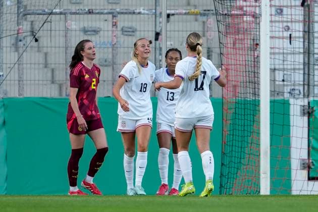 from left Chiara Hahn Germany, 2 , goal scorer Evelyn Shores USA, 18 , Caiya Hanks USA, 13 , Abi Brighton USA, 17 , players of the USA US WNT U 23 , cheer about the goal to 1 2, jubilation, goal celebration, celebrate the goal, goal, celebration, cheers about the goal, rejoice, joy, rejoices, optimistic, positive, match scene, highlight, action, 30 05 2025, Großaspach Germany , soccer, international match, U23 women, Germany USA, DFB DFL REGULATIONS PROHIBIT ANY USE OF PHOTOGRAPHS AS IMAGE SEQUENCES AND OR QUASI VIDEO xozx
