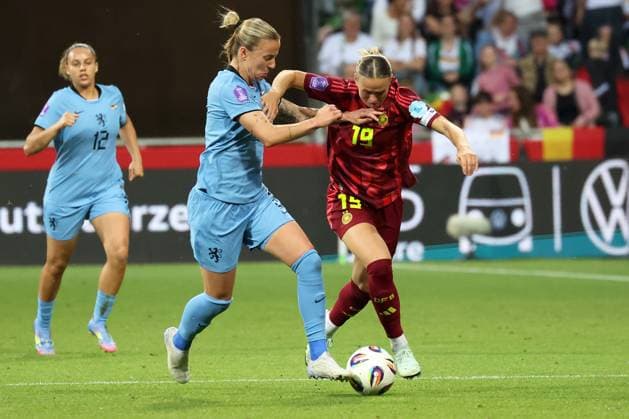 Bremen, Weserstadion, 30 05 25, GER, Women, UEFA WOMENS NATIONS LEAGUE 2024 2025, Germany Netherlands Picture from left in duel Lynn WILMS Netherlands and Klara BUEHL Germany UEFA regulations prohibit any use of photographs as image sequences and or quasi video Bremen Germany