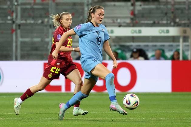 Bremen, Weserstadion, 30 05 25, GER, Women, UEFA WOMENS NATIONS LEAGUE 2024 2025, Germany Netherlands Picture from left in duel Elisa SENSS Germany and Wiese KAPTEIN Netherlands UEFA regulations prohibit any use of photographs as image sequences and or quasi video Bremen Germany