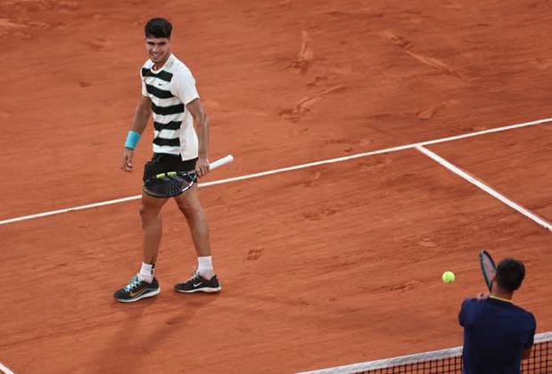 (250531) -- PARIS, May 31, 2025 -- Carlos Alcaraz (L) of Spain reacts during the men s singles third round match against Damir Dzumhur of Bosnia and Herzegovina at the French Open tennis tournament at Roland Garros, Paris, France, May 30, 2025. ) (SP)FRANCE-PARIS-TENNIS-FRENCH OPEN-MEN S SINGLES LixJing 