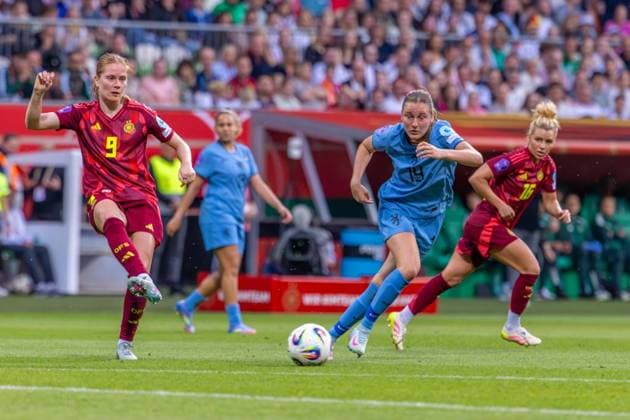 Bremen, Germany 30 May 2025 UEFA Nations League Women 2025 Germany vs Netherlands Pictured from left in a duel Rebecca Knaak Germany and Wieke Kaptein Netherlands Weser Stadion Niedersachen Copyright: xFotostandx xSchäferx