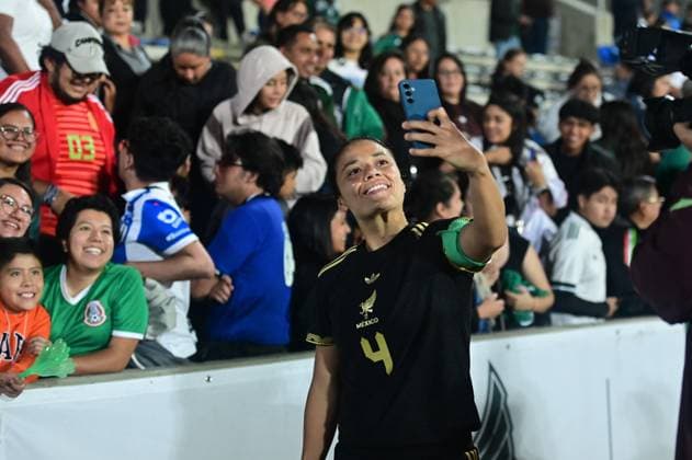 MEXICO VS URUGUAY INTERNATIONAL FRIENDLY MEXICO VS URUGUAY INTERNATIONAL FRIENDLY 30052025 PUEBLA, MEXICO Action photo of Natalia Maulen of the Mexico National Female Soccer team, celebrating and taking selfies with fans, during inter- national friendly game against Uruguay, held at the Olympic Stadium of the BUAP at Puebla Mexico drew 2 2 Action photo of Natalia Mauleon of the Mexico National Female Soccer team, celebrating and taking selfies with fans, during interrnational friendly game against Uruguay, held at the Olympic Stadium of the BUAP at Puebla Mexico Photo by IMAGENSHOP AGENCIA FOTOGRAFICA PUEBLA PUEBLA MEXICO Copyright: xIMAGENSHOPxAGENCIAxFOTOGRAFICAx
