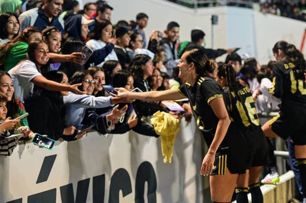 MEXICO VS URUGUAY INTERNATIONAL FRIENDLY MEXICO VS URUGUAY INTERNATIONAL FRIENDLY 30052025 PUEBLA, MEXICO Action photo of Christina Burkenroad of the Mexico National Female Soccer team, signing autographs, during international friendly game against Uruguay, held at the Olympic Stadium of the BUAP at Puebla Mexico drew 2 2 Action photo of Chriistiba Burkenroad of the Mexico National Female Soccer team, signing autographs, during international friendly game against Uruguay, held at the Olympic Stadium of the BUAP in Puebla Photo by IMAGENSHOP AGENCIA FOTOGRAFICA PUEBLA PUEBLA PUEBLA PUEBLA PUEBLA Copyright: xIMAGENSHOPxAGENCIAxFOTOGRAFICAx