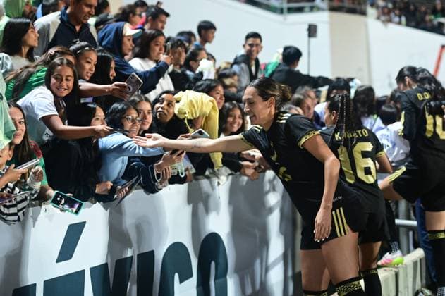 MEXICO VS URUGUAY INTERNATIONAL FRIENDLY MEXICO VS URUGUAY INTERNATIONAL FRIENDLY 30052025 PUEBLA, MEXICO Action photo of Christina Burkenroad of the Mexico National Female Soccer team, signing autographs, during international friendly game against Uruguay, held at the Olympic Stadium of the BUAP at Puebla Mexico drew 2 2 Action photo of Christina Burkenroad of the Mexico National Female Soccer team, signing autographs, during international friendly game against Uruguay, held at the Olympic Stadium of the BUAP at Puebla Photo by IMAGENSHOP AGENCIA FOTOGRAFICA PUEBLA PUEBLA MEXICO Copyright: xIMAGENSHOPxAGENCIAxFOTOGRAFICAx