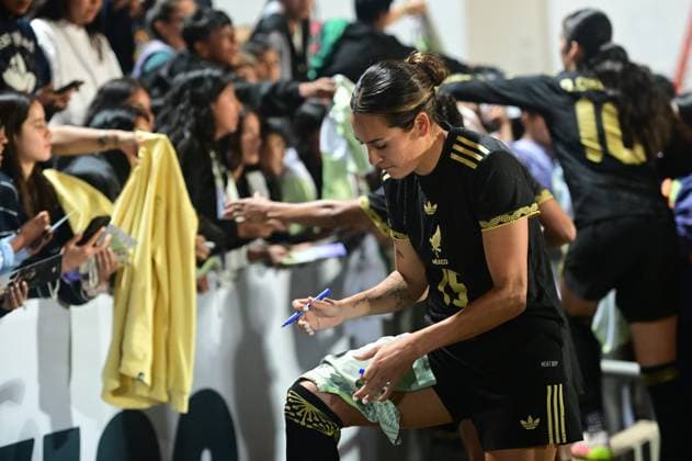 MEXICO VS URUGUAY INTERNATIONAL FRIENDLY MEXICO VS URUGUAY INTERNATIONAL FRIENDLY 30052025 PUEBLA, MEXICO Action photo of Christina Burkenroad of the Mexico National Female Soccer team, signing autographs, during international friendly game against Uruguay, held at the Olympic Stadium of the BUAP at Puebla Mexico drew 2 2 Action photo of Chriistiba Burkenroad of the Mexico National Female Soccer team, signing autographs, during international friendly game against Uruguay, held at the Olympic Stadium of the BUAP in Puebla Photo by IMAGENSHOP AGENCIA FOTOGRAFICA PUEBLA PUEBLA PUEBLA PUEBLA PUEBLA Copyright: xIMAGENSHOPxAGENCIAxFOTOGRAFICAx