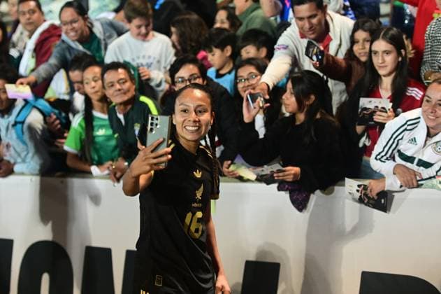 MEXICO VS URUGUAY INTERNATIONAL FRIENDLY MEXICO VS URUGUAY INTERNATIONAL FRIENDLY 30052025 PUEBLA, MEXICO Action photo of Kimberly Rodriguez of the Mexico National Female Soccer team, celebrating and taking selfies with fans, during international friendly game against Uruguay, held at the Olympic Stadium of the BUAP at Puebla Mexico drew 2 2 Action photo of Kimberly Rodriguez of the Mexico National Female Soccer team, celebrating and taking selfies with fans, during interrnational friendly game against Uruguay, held at the Olympic Stadium of the BUAP at Puebla Mexico Photo by IMAGENSHOP AGENCIA FOTOGRAFICA PUEBLA PUEBLA MEXICO Copyright: xIMAGENSHOPxAGENCIAxFOTOGRAFICAx