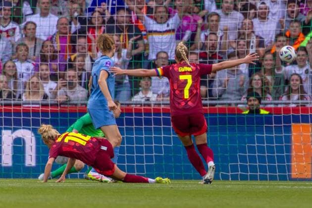 Bremen, Germany 30 May 2025 UEFA Nations League Women 2025 Germany vs Netherlands Pictured from left Linda Dallmann Germany scores the goal to make it 1 0 Weser Stadion Niedersachen Copyright: xFotostandx xSchäferx