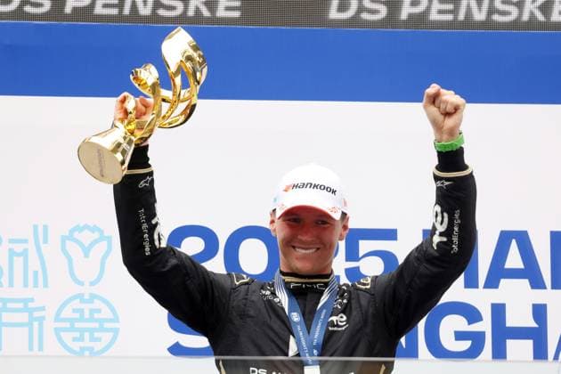 Sport Themen der Woche KW22 Bilder des Jahres 2025, Sport 05 Mai Sport Bilder des Tages Jubelnder Sieger Maximilian Günther (GER) DS- Penske mit dem Pokal auf dem Podium, Rennen 1, FIA Formel E Weltmeisterschaft Saison 11, Shanghai E- Prix, China,. 31.05.2025, Shanghai International Circuit *** Cheering winner Maximilian Günther GER DS Penske with the trophy on the podium, Race 1, FIA Formula E World Championship Season 11, Shanghai E Prix, China, 31 05 2025, Shanghai International Circuit