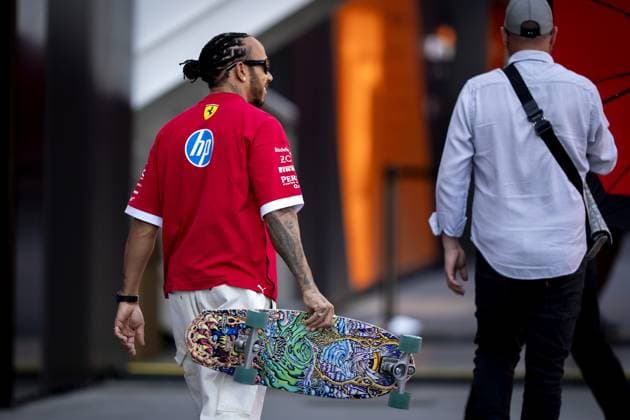 BARCELONA - A security guard tries to shield Lewis Hamilton (Ferrari) with an umbrella at the Circuit de Barcelona-Catalunya before the start of the third free practice session ahead of the Spanish Grand Prix. ANP SANDER KING xVIxANPxSportx xxANPxIVx 529051876 originalFilename: 529051876.jpg