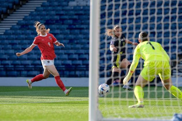 UK: Scotland v Austria, UEFA Women‚Äôs Nations League at Hampden Park, Glasgow, Scotland on 30 May 2025: Pictured: Sarah Zadrazil (Austria) watches as Kath McGovern (Scotland) shoots for goal Glasgow Hampden Park Scotland Copyright: xAlexxToddx