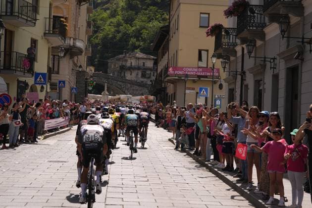 the pack rides during the stage 20 of the Giro d™Italia from Verres to Sestriere (Via Latteo), Italy - Saturday, May 31, 2025. - cycling.  Copyright: xFabioxFerrari LaPressex