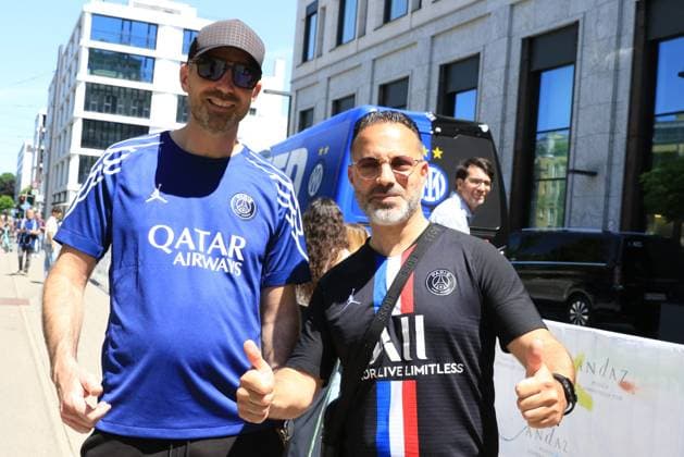 MUNICH AMBIANCE INTER MILAN PSG Pierre Teyssot MAXPPP ; Munich 25 - UEFA Champions League final . Munich, Germany on May 31, 2025. Fans are seen in front of the FC Inter s Hotel Andaz on the morning of the UEFA Champions League final football match Paris Saint-Germain PSG against Inter Milan on May 31, 2025. PSG fans in front of Inter Milan Hotel s Andaz Pierre Teyssot Maxppp Champoluc Bavaria Italy  Copyright: xMAXPPPxPierrexTeyssotx PT7_9213 PT7_9213