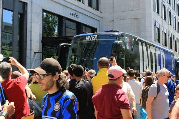 MUNICH AMBIANCE INTER MILAN PSG Pierre Teyssot MAXPPP ; Munich 25 - UEFA Champions League final . Munich, Germany on May 31, 2025. Fans and pullman are seen in front of the FC Inter s Hotel Andaz on the morning of the UEFA Champions League final football match Paris Saint-Germain PSG against Inter Milan on May 31, 2025. Inter Milan Bus arrives at the Andaz hotel Pierre Teyssot Maxppp Munich Bavaria Germany  Copyright: xMAXPPPxPierrexTeyssotx PT7_9272 PT7_9272