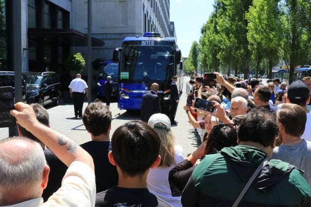 MUNICH AMBIANCE INTER MILAN PSG Pierre Teyssot MAXPPP ; Munich 25 - UEFA Champions League final . Munich, Germany on May 31, 2025. Fans and pullman are seen in front of the FC Inter s Hotel Andaz on the morning of the UEFA Champions League final football match Paris Saint-Germain PSG against Inter Milan on May 31, 2025. Inter Milan Bus arrives at the Andaz hotel Pierre Teyssot Maxppp Munich Bavaria Germany  Copyright: xMAXPPPxPierrexTeyssotx PT7_9282 PT7_9282