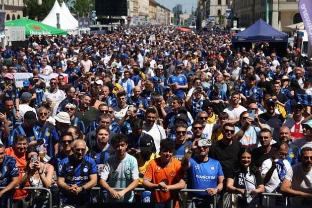 CALCIO - UEFA Champions League - Fans at the Champions League final Munich, Germany May 31, 2025: Fanzone Inter square with flags singing the chants for their. 2024 2025 UEFA Champions League final match between Paris Saint German against Internazionale Milan, at the Allianz Arena in Munich. Munich Germany  Copyright: xIPAxSport ABACAx