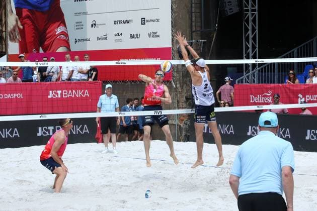 Beach Pro Tour Ostrava, 31 05 2025 Beach Pro Tour Ostrava, Beach Volleyball, Elite16, Ostrava, 31 05 2025 Picture Sagstetter, Jonas GER, 1 and Sagstetter, Benedikt GER, 2, in block against Perusic, Ondrej CZE, 1, in attack and Schweiner, David CZE, 2 Copyright: xBEAUTIFULxSPORTS NilsxKoepkex