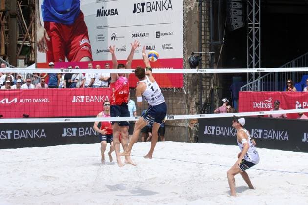 Beach Pro Tour Ostrava, 31 05 2025 Beach Pro Tour Ostrava, Beach Volleyball, Elite16, Ostrava, 31 05 2025 Picture Sagstetter, Jonas GER, 1, in attack and Sagstetter, Benedikt GER, 2 against Perusic, Ondrej CZE, 1 and Schweiner, David CZE, 2, in block Copyright: xBEAUTIFULxSPORTS NilsxKoepkex