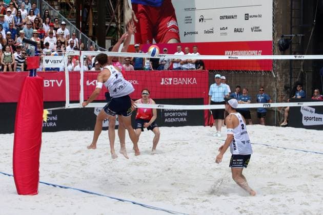 Beach Pro Tour Ostrava, 31 05 2025 Beach Pro Tour Ostrava, Beach Volleyball, Elite16, Ostrava, 31 05 2025 Picture Sagstetter, Jonas GER, 1, in attack and Sagstetter, Benedikt GER, 2 against Perusic, Ondrej CZE, 1 and Schweiner, David CZE, 2, in block Copyright: xBEAUTIFULxSPORTS NilsxKoepkex