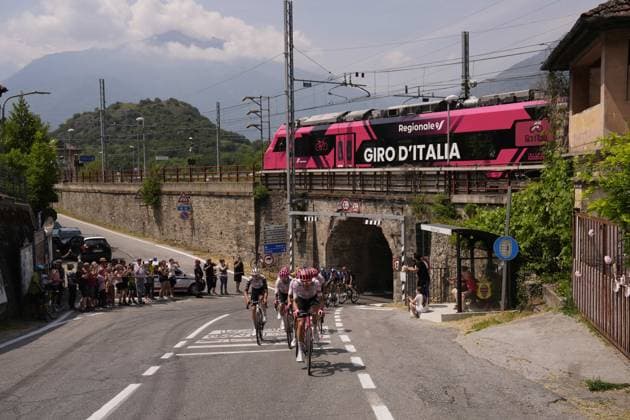The pack rides during the stage 20 of the Giro d™Italia from Verres to Sestriere (Via Lattea), Italy - Saturday, May 31, 2025. - cycling.  Copyright: xFabioxFerrari LaPressex