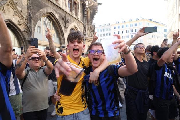CALCIO - UEFA Champions League - Fans at the Champions League final Munich, Germany May 31, 2025: Inter fans in Marienplaz square with flags singing the chants for their. 2024 2025 UEFA Champions League final match between Paris Saint German against Internazionale Milan, at the Allianz Arena in Munich. Munich Germany  Copyright: xIPAxSport ABACAx