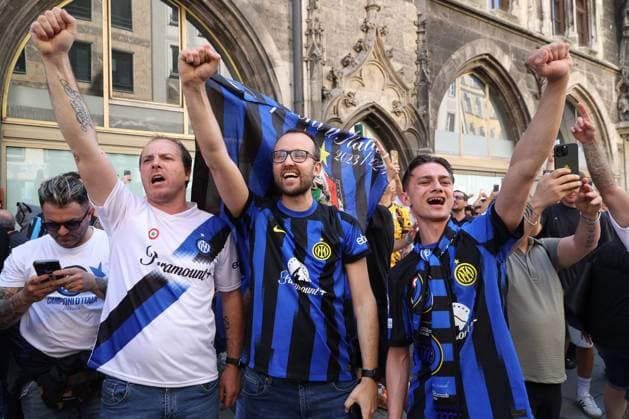 CALCIO - UEFA Champions League - Fans at the Champions League final Munich, Germany May 31, 2025: Inter fans in Marienplaz square with flags singing the chants for their. 2024 2025 UEFA Champions League final match between Paris Saint German against Internazionale Milan, at the Allianz Arena in Munich. Munich Germany  Copyright: xIPAxSport ABACAx