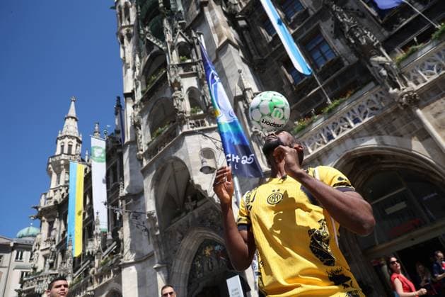 CALCIO - UEFA Champions League - Fans at the Champions League final Munich, Germany May 31, 2025: Inter fans in Marienplaz square with flags singing the chants for their. 2024 2025 UEFA Champions League final match between Paris Saint German against Internazionale Milan, at the Allianz Arena in Munich. Munich Germany  Copyright: xIPAxSport ABACAx