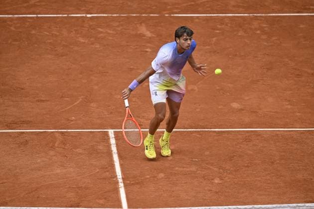 2025 Roland-Garros - Day 7 PARIS, FRANCE - MAY 31: Flavio Cobolli of Italy in action against Alexander Zverev (not seen) of Germany during their men s singles match on day 7 of the French Open tennis tournament on Court Philippe-Chatrier at the Philippe-Chatrier Court in Paris on May 31, 2025. Burak Akbulut Anadolu Paris France. Editorial use only. Please get in touch for any other usage.  Copyright: x2025xAnadoluxBurakxAkbulutx