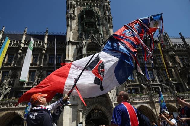 UEFA Champions League Final Preview - Munich PSG fans in Marienplaz square with flags singing the chants for their. 2024 2025 UEFA Champions League final match between Paris Saint German against Internazionale Milan, at the Allianz Arena in Munich, Germany, on May 31, 2025. Photo by Marco Iacobucc IPA ABACAPRESS.COM Munich Germany  Copyright: xIacobuccixMarco IPA ABACAx