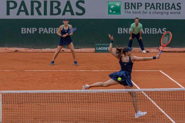 Sport Bilder des Tages 2025 French Open - Day Seven Luisa Stefani returns the ball against Anastasia Detiuc and Yuliia Starodubtseva at the Roland Garros Grand Slam Tournament in Paris, France, on May 31, 2025. Paris France  Copyright: xRobertxSzaniszlox originalFilename:szaniszlo-notitle250531_npCgx.jpg