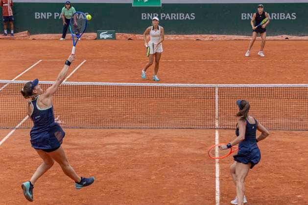 2025 French Open - Day Seven Timea Babos returns the ball against Anastasia Detiuc and Yuliia Starodubtseva at the Roland Garros Grand Slam Tournament in Paris, France, on May 31, 2025. Paris France  Copyright: xRobertxSzaniszlox originalFilename:szaniszlo-notitle250531_npqTB.jpg