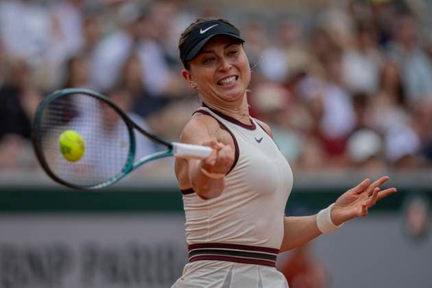 2025 French Open - Day Seven Paula Badosa returns the ball against Daria Kasatkina at the Roland Garros Grand Slam Tournament in Paris, France, on May 31, 2025. Paris France  Copyright: xRobertxSzaniszlox originalFilename:szaniszlo-notitle250531_npUSa.jpg