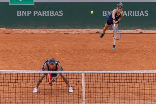 2025 French Open - Day Seven Timea Babos serves against Anastasia Detiuc and Yuliia Starodubtseva at the Roland Garros Grand Slam Tournament in Paris, France, on May 31, 2025. Paris France  Copyright: xRobertxSzaniszlox originalFilename:szaniszlo-notitle250531_np6x2.jpg