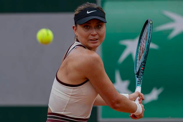 2025 French Open - Day Seven Paula Badosa returns the ball against Daria Kasatkina at the Roland Garros Grand Slam Tournament in Paris, France, on May 31, 2025. Paris France  Copyright: xRobertxSzaniszlox originalFilename:szaniszlo-notitle250531_np9d6.jpg