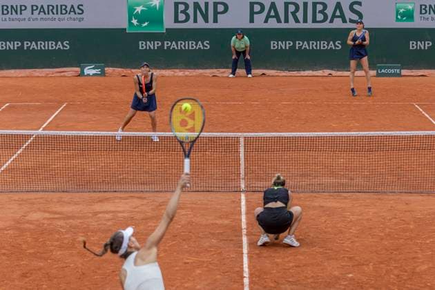 2025 French Open - Day Seven Anastasia serves against Timea Babos and Luisa Stefani at the Roland Garros Grand Slam Tournament in Paris, France, on May 31, 2025. Paris France  Copyright: xRobertxSzaniszlox originalFilename:szaniszlo-notitle250531_nphOj.jpg