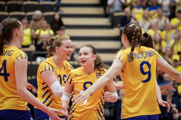 OREBRO, SWEDEN 20250531 Sweden s Hanna Hellvig, Paulina Lindberg, Sonja Rundcrantz and Gun Hindegren celebrate during the CEV Women s Volleyball European Golden League pool match between Sweden and Romania at Idrottshuset in Orebro, Sweden, on May 31, 2025 OREBRO SWEDEN x11380x  Copyright: xPavelxKoubek TTx GOLDEN LEAGUE SWEDEN-ROMANIA