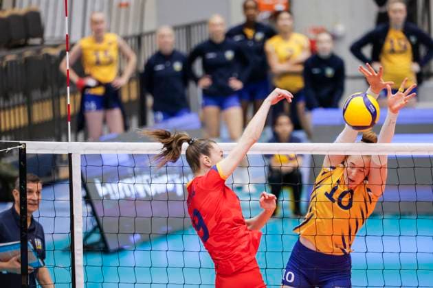 OREBRO, SWEDEN 20250531 Romania s Iarina Luana Axinte 9 and Sweden s Isabelle Haak 10 during the CEV Women s Volleyball European Golden League pool match between Sweden and Romania at Idrottshuset in Orebro, Sweden, on May 31, 2025 OREBRO SWEDEN x11380x  Copyright: xPavelxKoubek TTx GOLDEN LEAGUE SWEDEN-ROMANIA