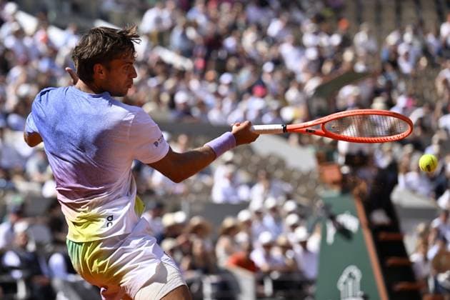 2025 Roland-Garros - Day 7 PARIS, FRANCE - MAY 31: Flavio Cobolli of Italy in action against Alexander Zverev (not seen) of Germany during their men s singles match on day 7 of the French Open tennis tournament on Court Philippe-Chatrier at the Philippe-Chatrier Court in Paris on May 31, 2025. Burak Akbulut Anadolu Paris France. Editorial use only. Please get in touch for any other usage.  Copyright: x2025xAnadoluxBurakxAkbulutx
